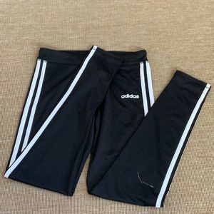 I am selling a pair of adidas leggings 👍